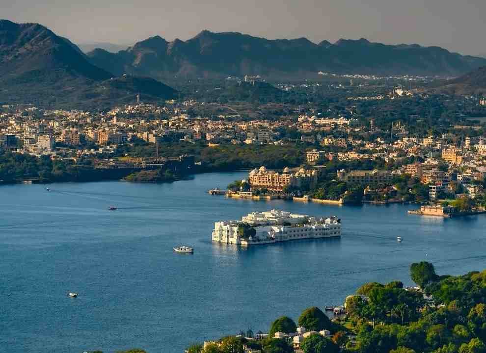Lake Pichola Udaipur - Scenic boat ride view of City Palace and Lake Palace